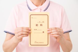 【賃上げ】介護職の給料は上がる？現状と今後の展望、事業所が対応するべき賃上げへの取り組みも解説！