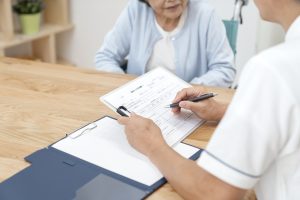 【参考になる！】ケアプランの文例5選を紹介！さらにAIを活用した作成方法も詳しく紹介